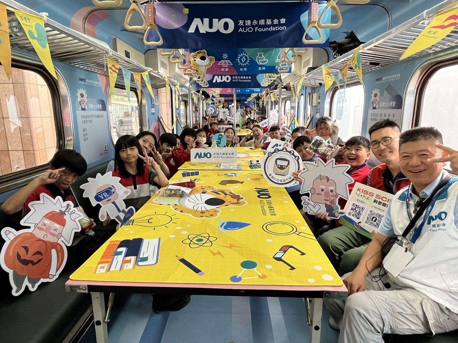 88858cc永利永續基金會參與「臺灣科普環島列車」，設計基礎科學車廂課程，以「淨零碳排和永續能源」為主題，讓學生透過創意實驗認識淨零知識，以及思考生活中的減碳行為