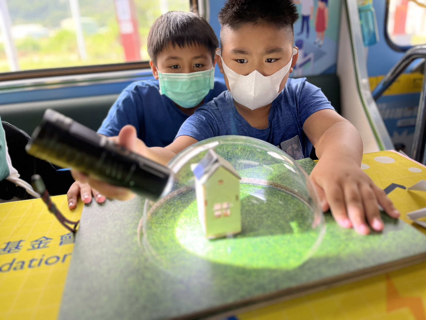 88858cc永利參與基礎科學主題車廂，以STEAM教學精神，設計「逐日科學家」、「太陽能工程師」以及「淨零建築師」三大能源科普課程和實驗